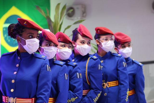 Alunas do 3º ano fazem pose para foto durante formatura realizada em 2020