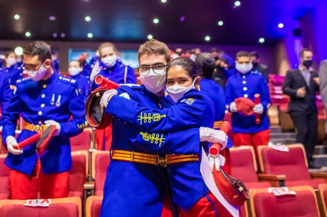 Alunos do 3º ano se abraçam durante formatura do Colégio Militar Tiradentes, realizada em 2020