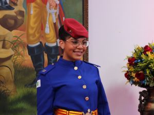 Aluna do Colégio Miitar Tiradente faz pose para foto oficial durante formatura do 3º ano, em 2020