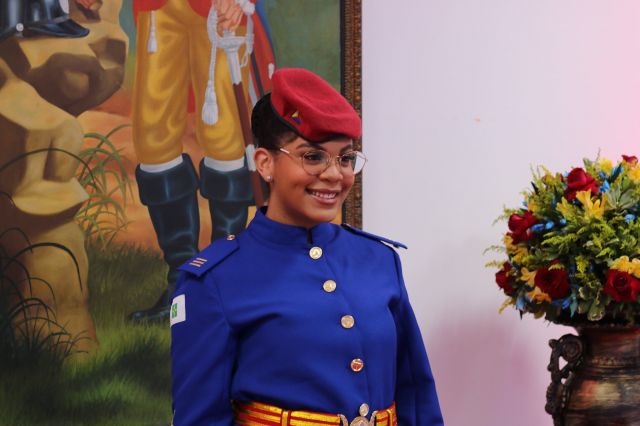 Aluna do Colégio Miitar Tiradente faz pose para foto oficial durante formatura do 3º ano, em 2020